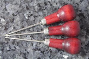 Шило для шкіри з фіксованою голкою