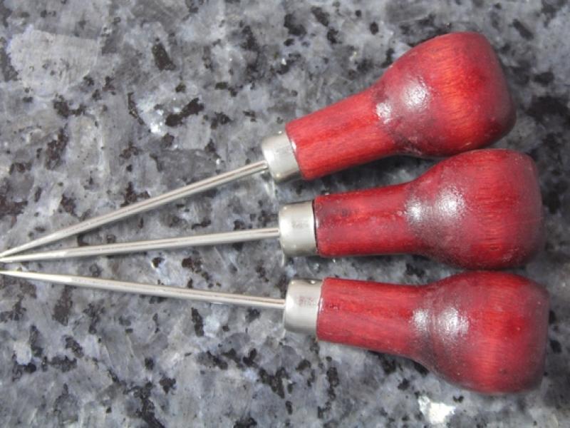 Шило для шкіри з фіксованою голкою