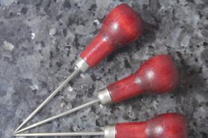 Шило для шкіри з фіксованою голкою