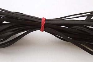 Шнур шкіряний ( замш.) чорний 2,5х2мм